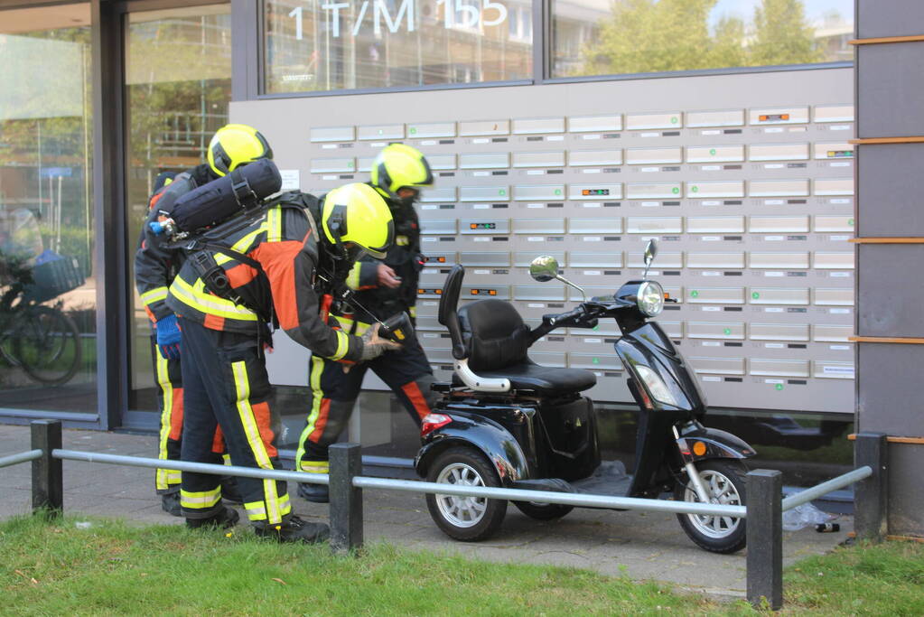 Scootmobiel veroorzaakt rookontwikkeling in flatgebouw