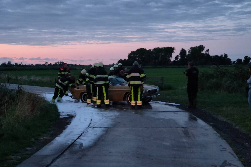 Oldtimer vat vlam tijdens rit