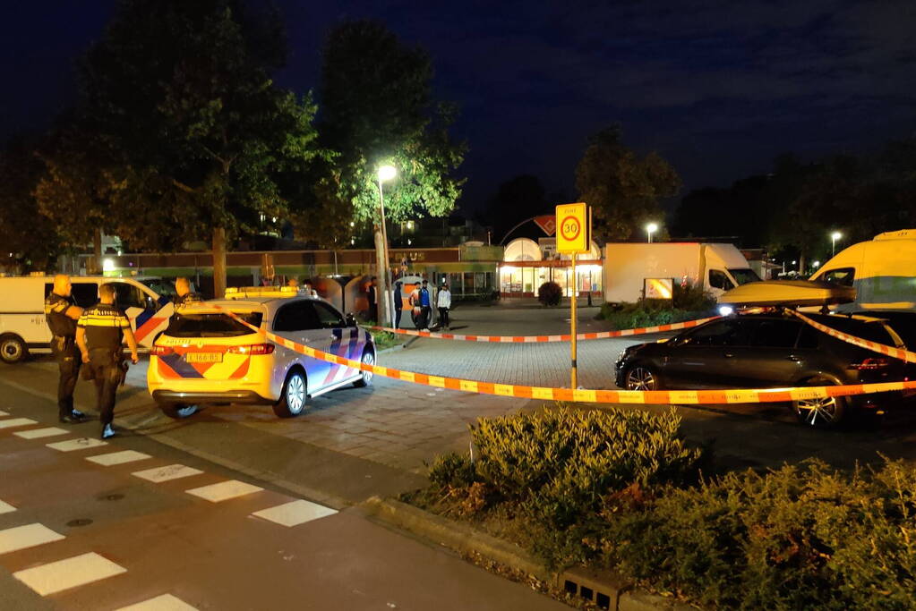 Tiener neergestoken bij winkelcentrum