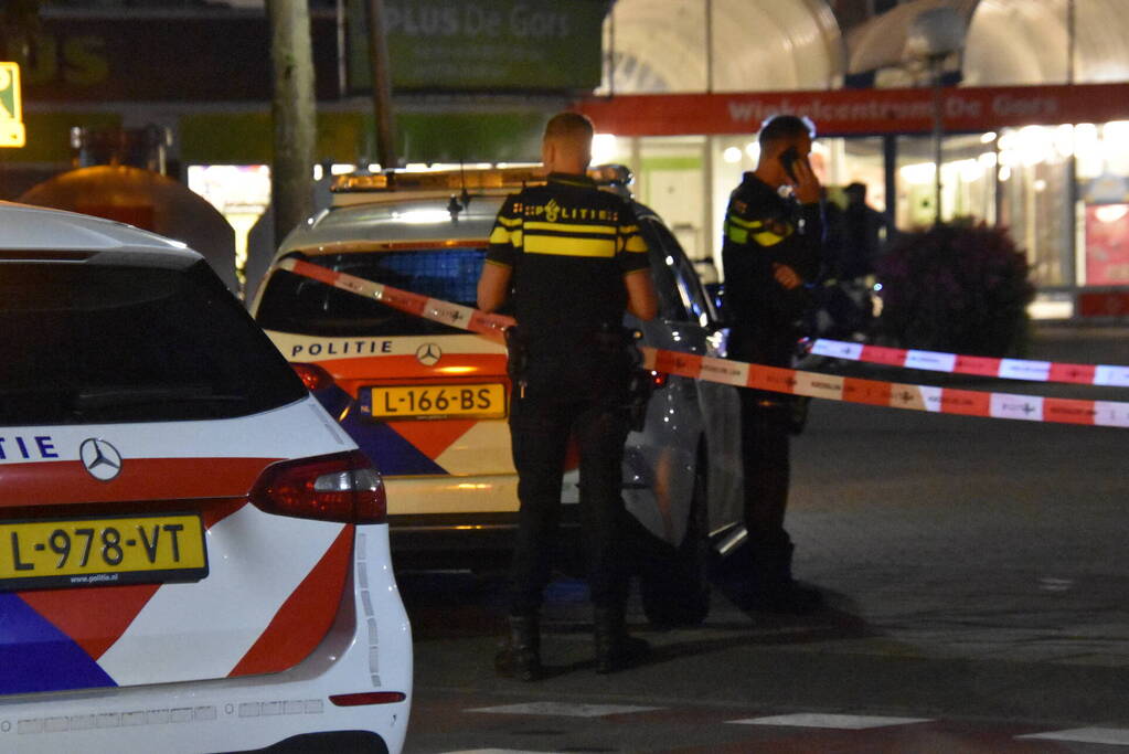 Tiener neergestoken bij winkelcentrum