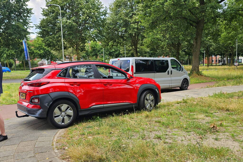 Bestelbus en personenwagen botsen bij verkeerslicht