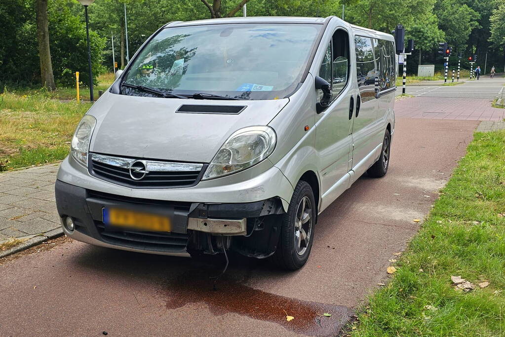 Bestelbus en personenwagen botsen bij verkeerslicht