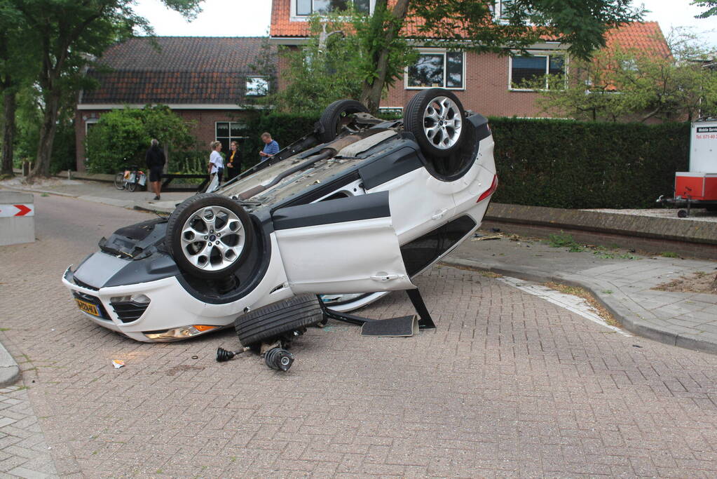 Gewonden nadat auto over de kop slaat