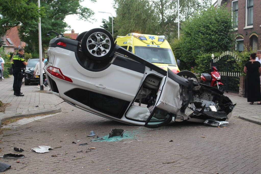 Gewonden nadat auto over de kop slaat