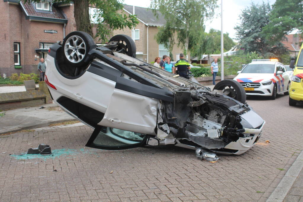 Gewonden nadat auto over de kop slaat