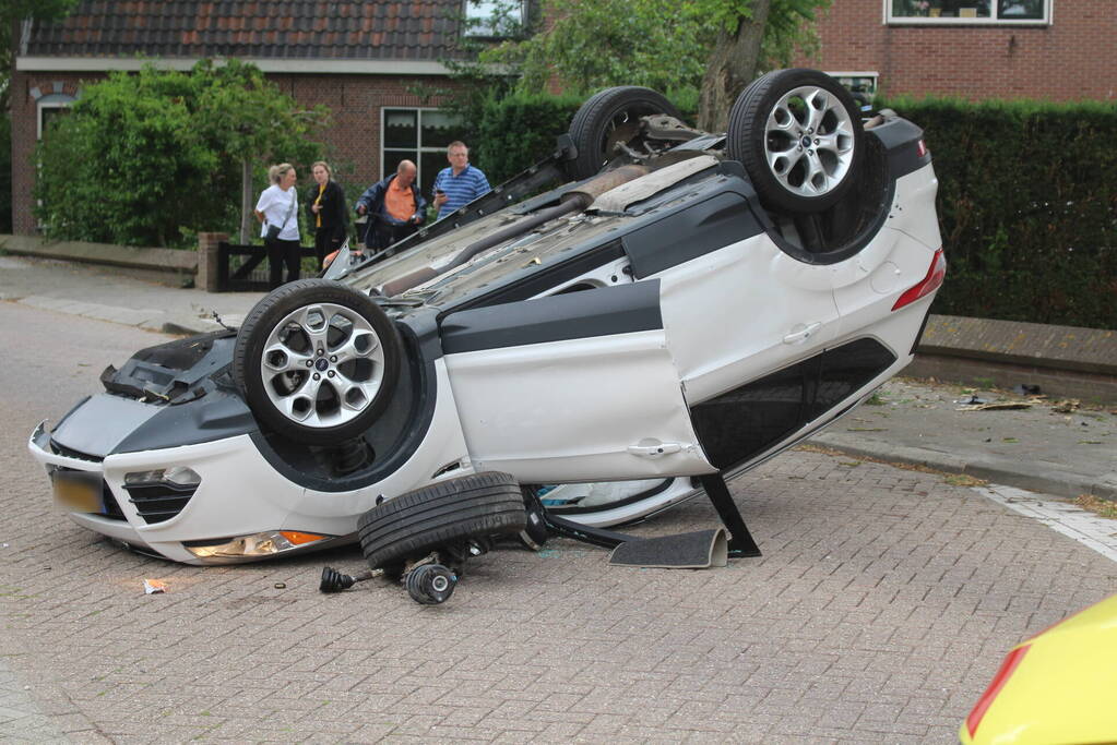 Gewonden nadat auto over de kop slaat