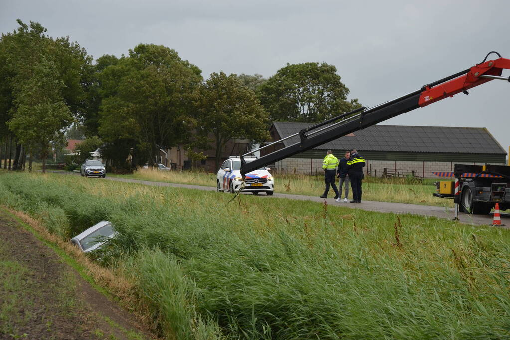 Auto raakt van weg en belandt in sloot