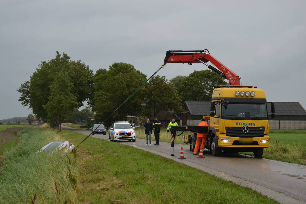 Auto raakt van weg en belandt in sloot