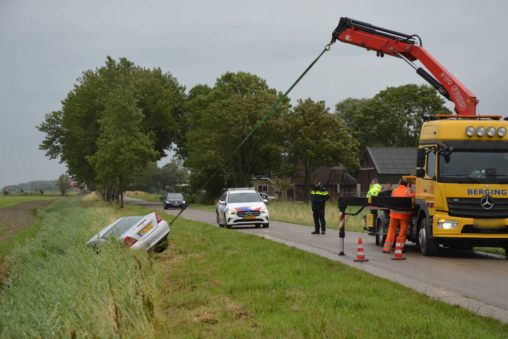 Auto raakt van weg en belandt in sloot