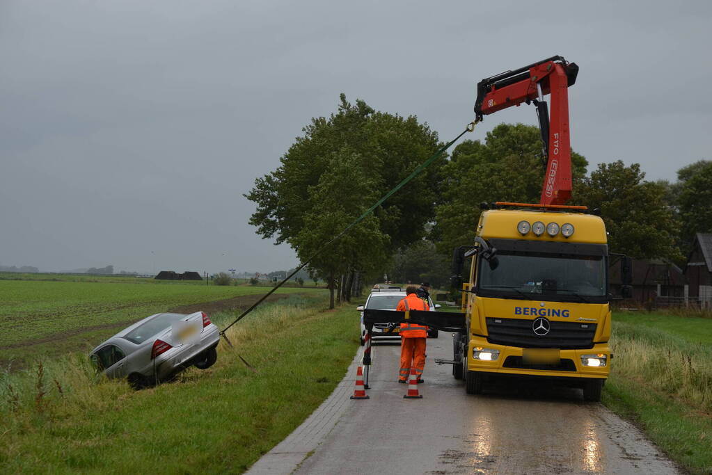 Auto raakt van weg en belandt in sloot