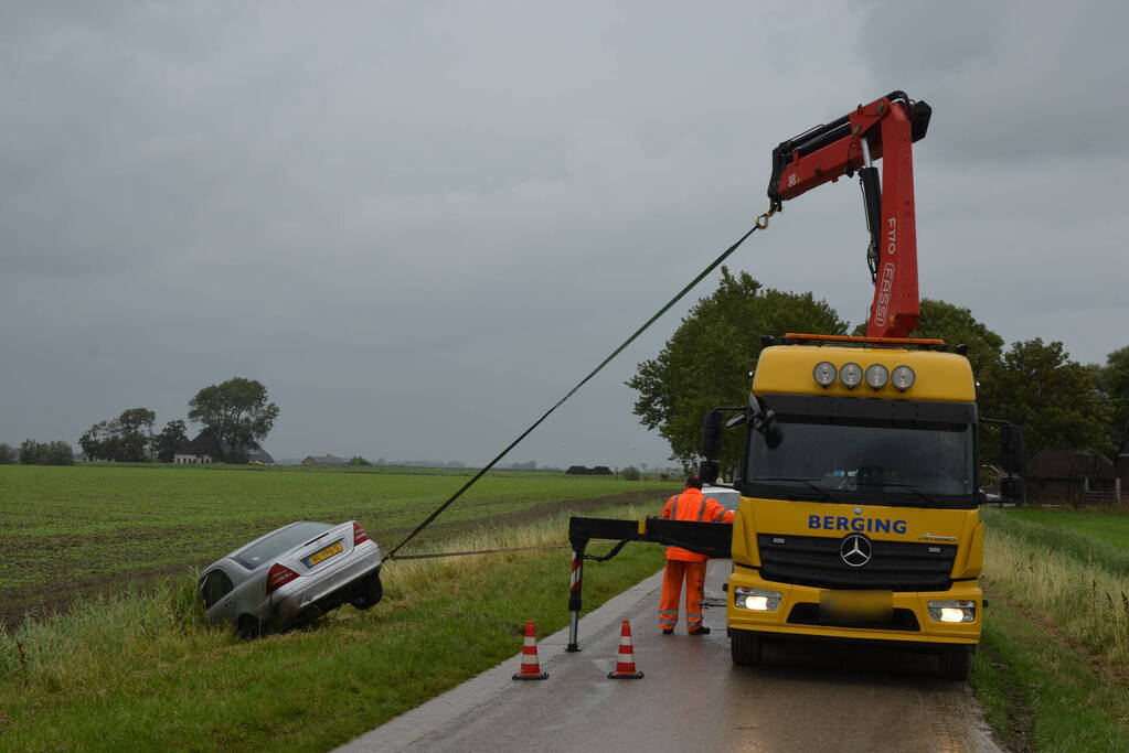 Auto raakt van weg en belandt in sloot