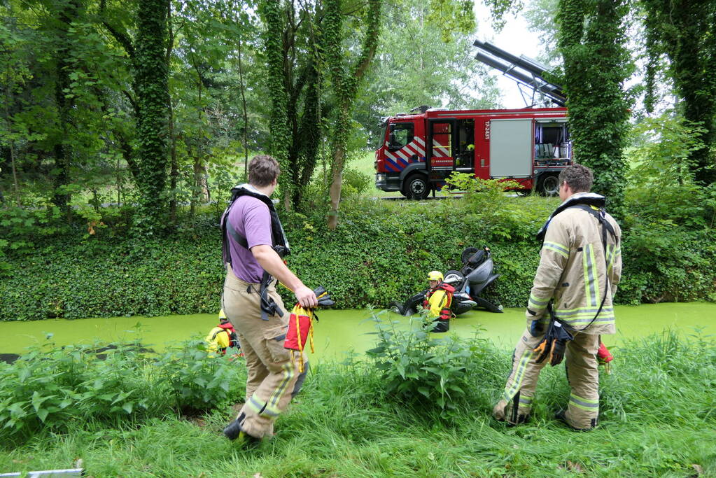 Brandweer zoekt slachtoffers in sloot maar vinden vijf scooters