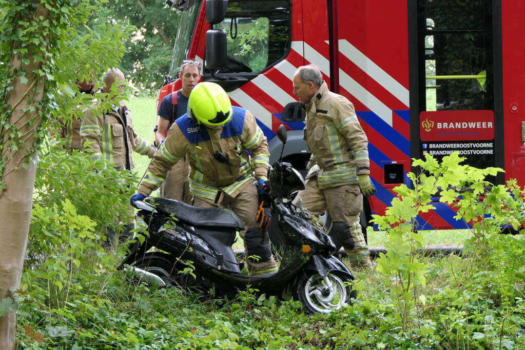 Brandweer zoekt slachtoffers in sloot maar vinden vijf scooters