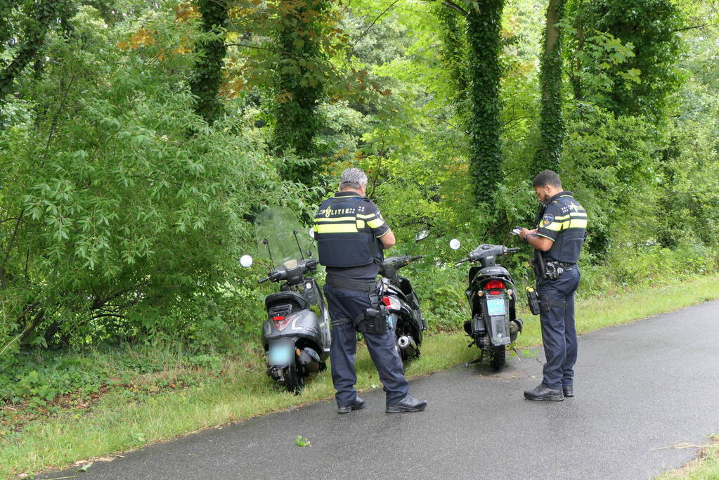 Brandweer zoekt slachtoffers in sloot maar vinden vijf scooters