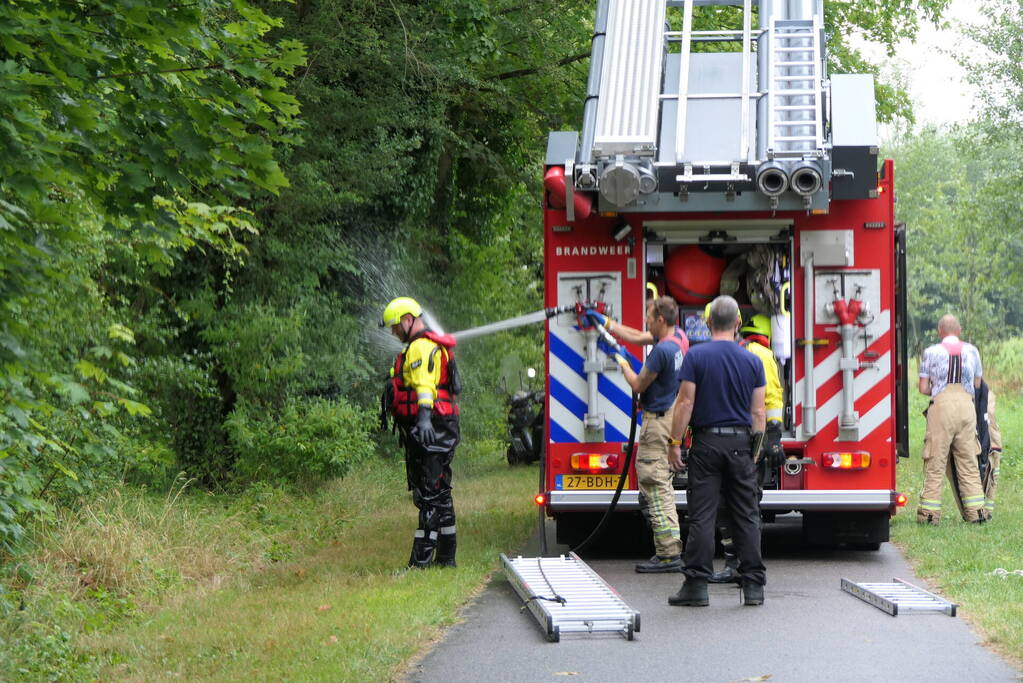 Brandweer zoekt slachtoffers in sloot maar vinden vijf scooters