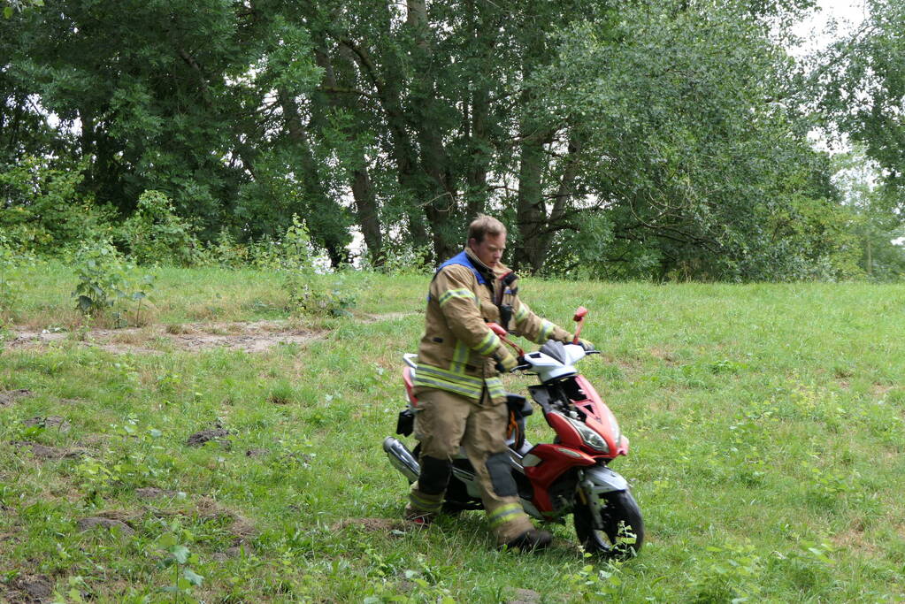 Brandweer zoekt slachtoffers in sloot maar vinden vijf scooters