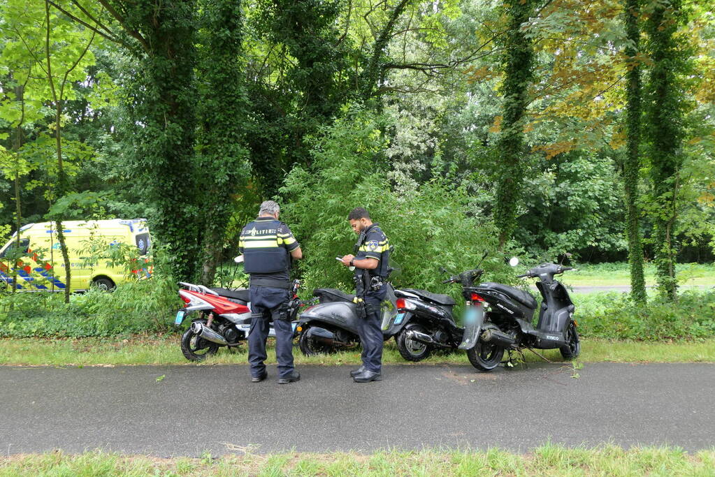 Brandweer zoekt slachtoffers in sloot maar vinden vijf scooters