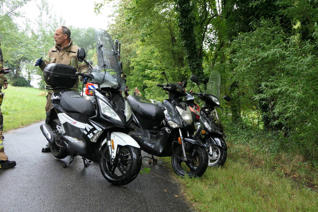 Brandweer zoekt slachtoffers in sloot maar vinden vijf scooters