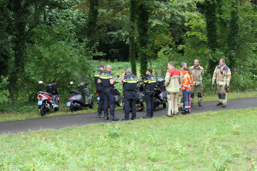 Brandweer zoekt slachtoffers in sloot maar vinden vijf scooters