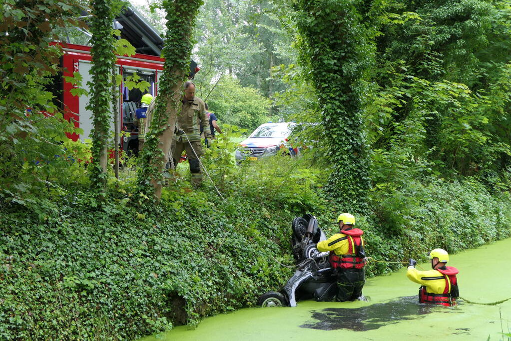 Brandweer zoekt slachtoffers in sloot maar vinden vijf scooters