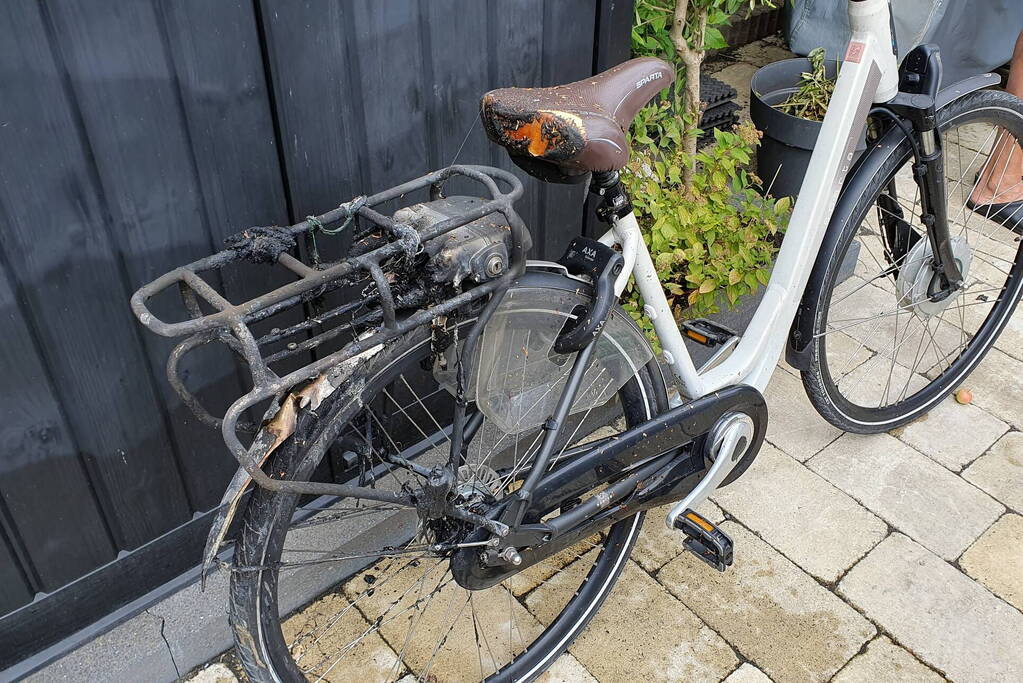 Accu elektrische fiets vliegt in brand