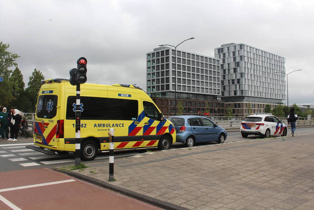 Personenauto en fietser in botsing op kruising