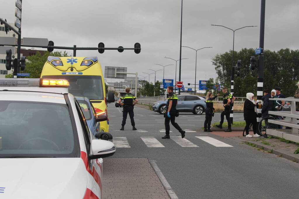 Personenauto en fietser in botsing op kruising