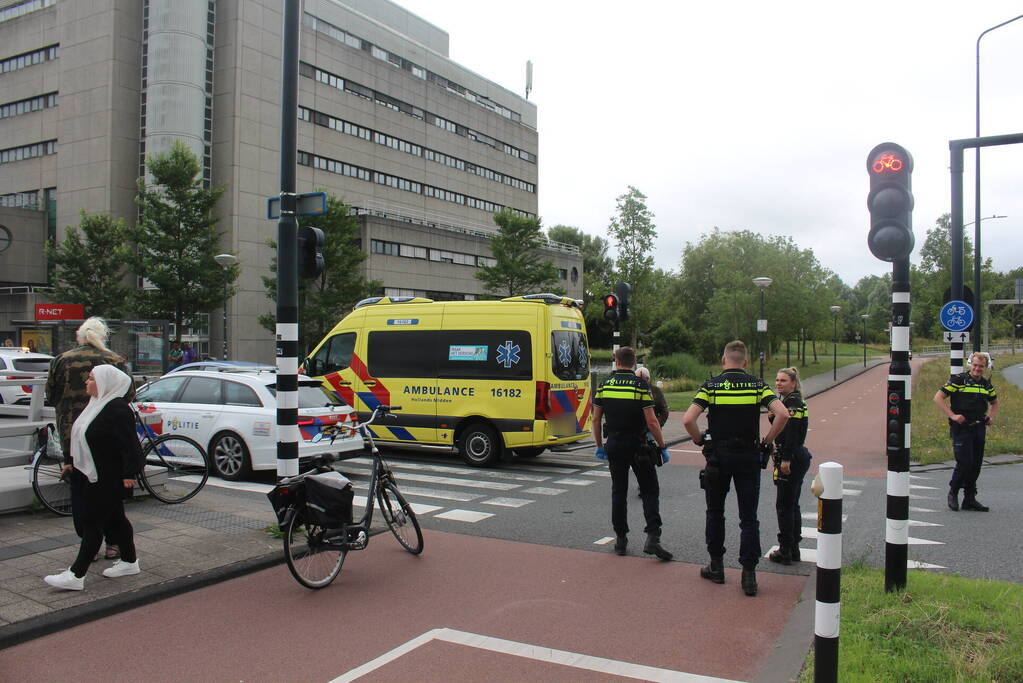 Personenauto en fietser in botsing op kruising