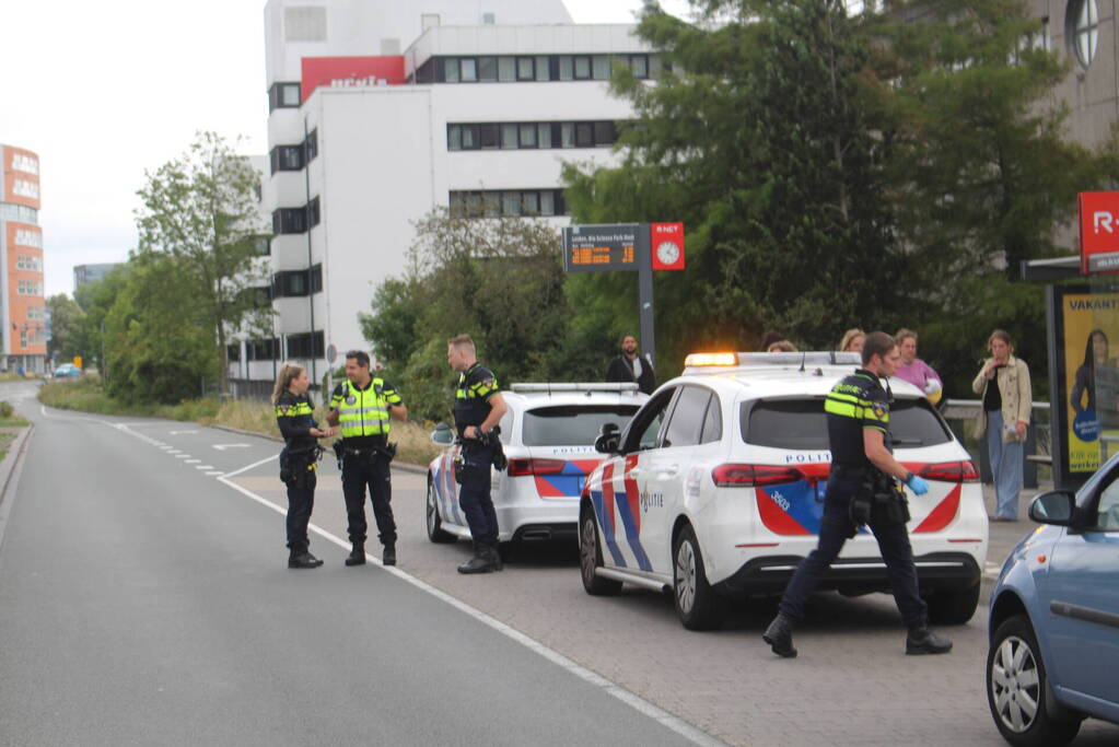 Personenauto en fietser in botsing op kruising