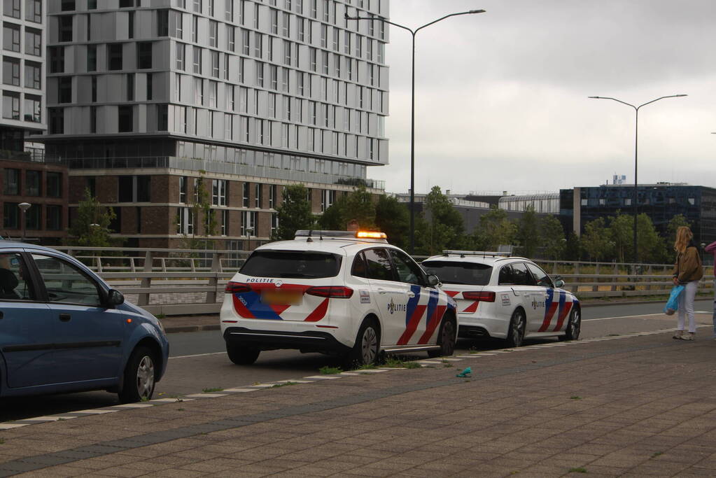 Personenauto en fietser in botsing op kruising