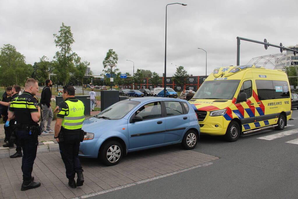 Personenauto en fietser in botsing op kruising