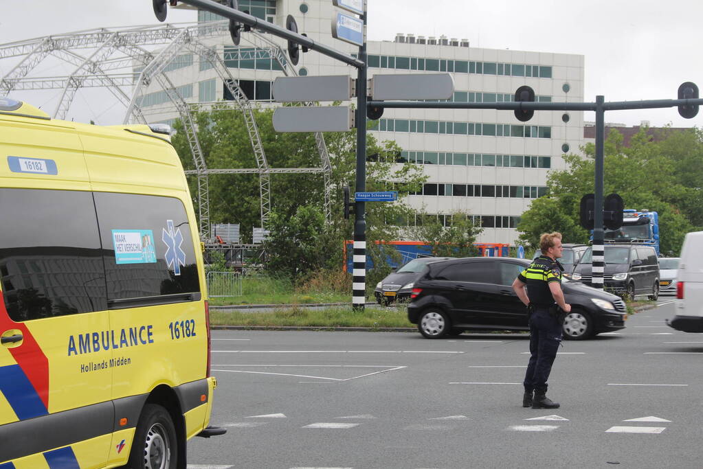 Personenauto en fietser in botsing op kruising