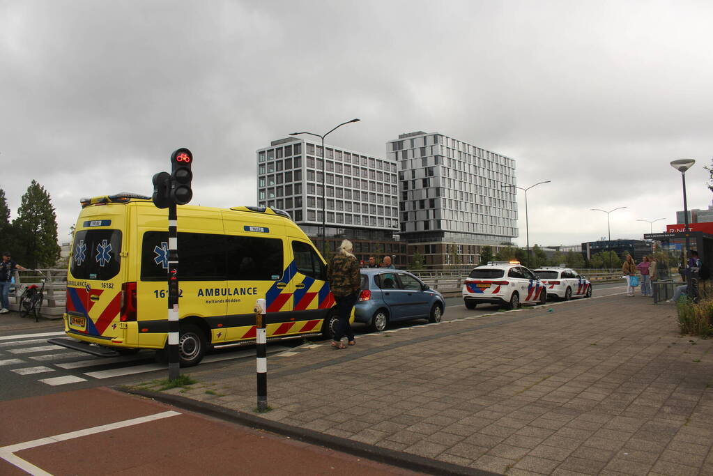 Personenauto en fietser in botsing op kruising