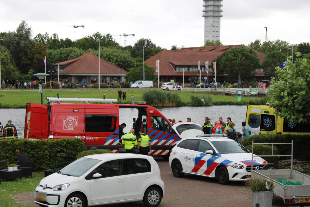 Grote zoekactie nadat auto rivier in rolt