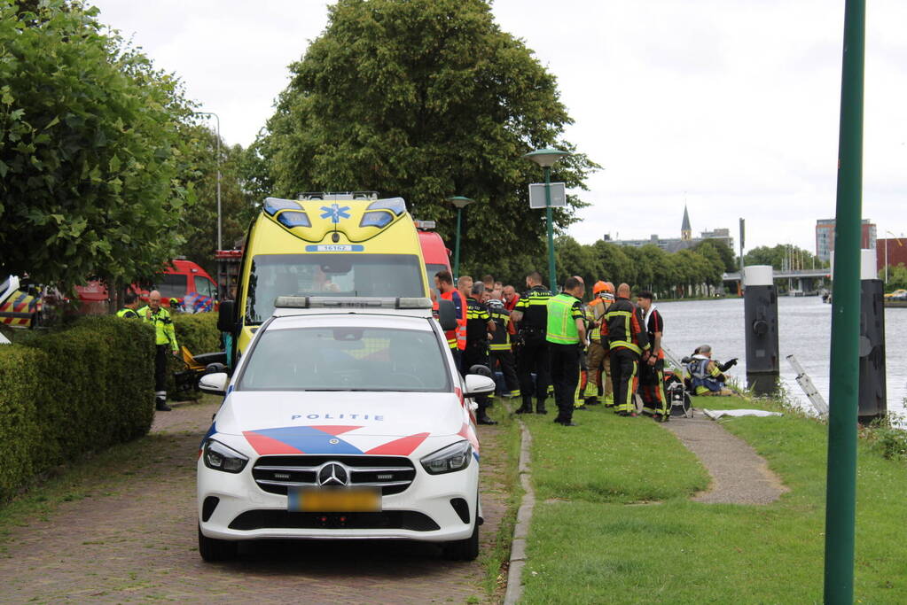 Grote zoekactie nadat auto rivier in rolt