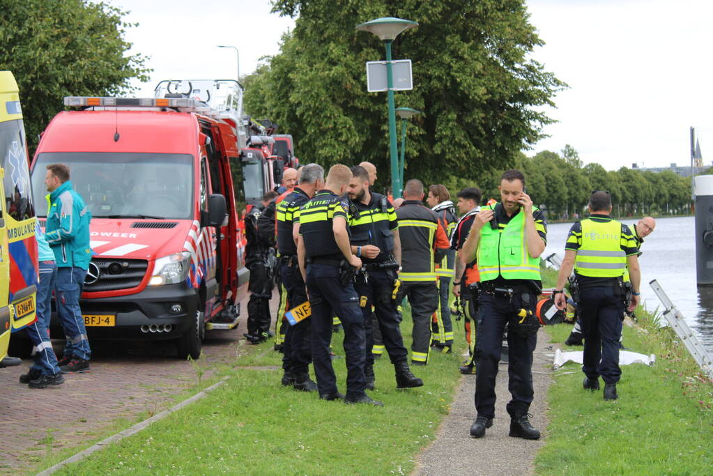 Grote zoekactie nadat auto rivier in rolt