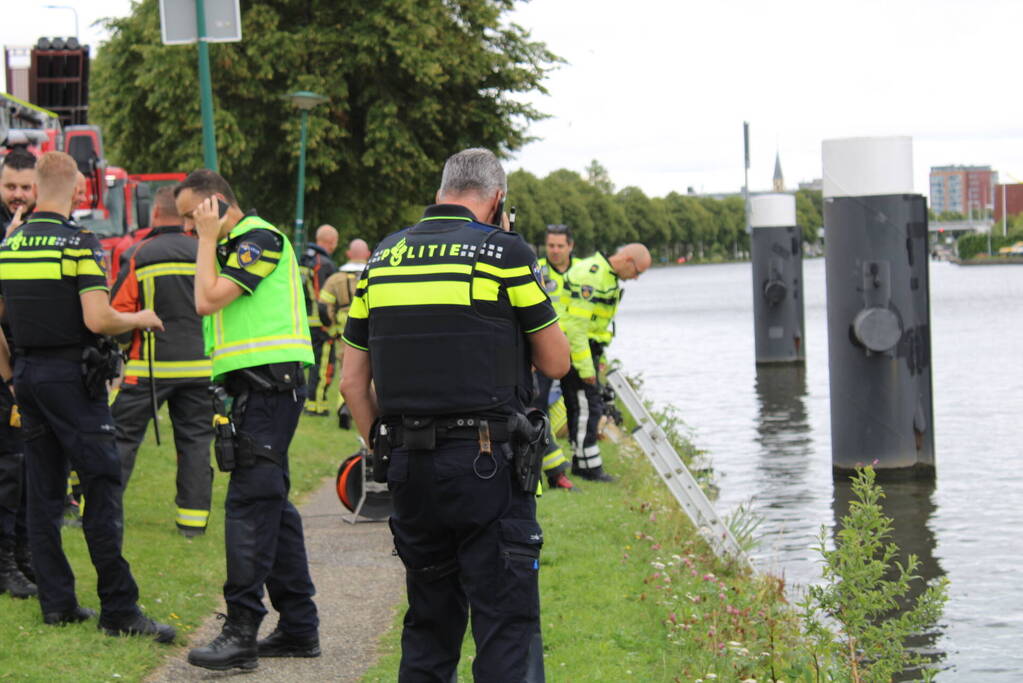 Grote zoekactie nadat auto rivier in rolt