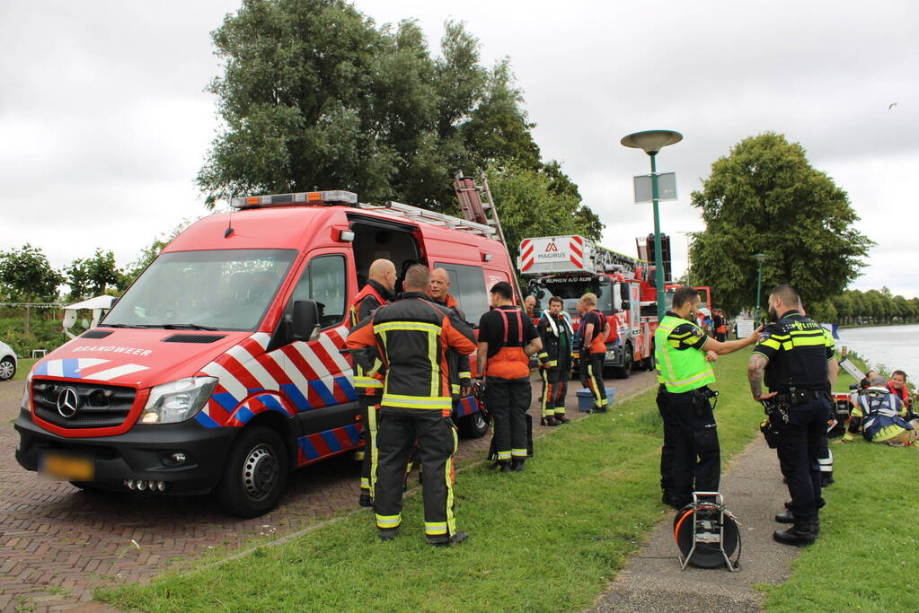 Grote zoekactie nadat auto rivier in rolt