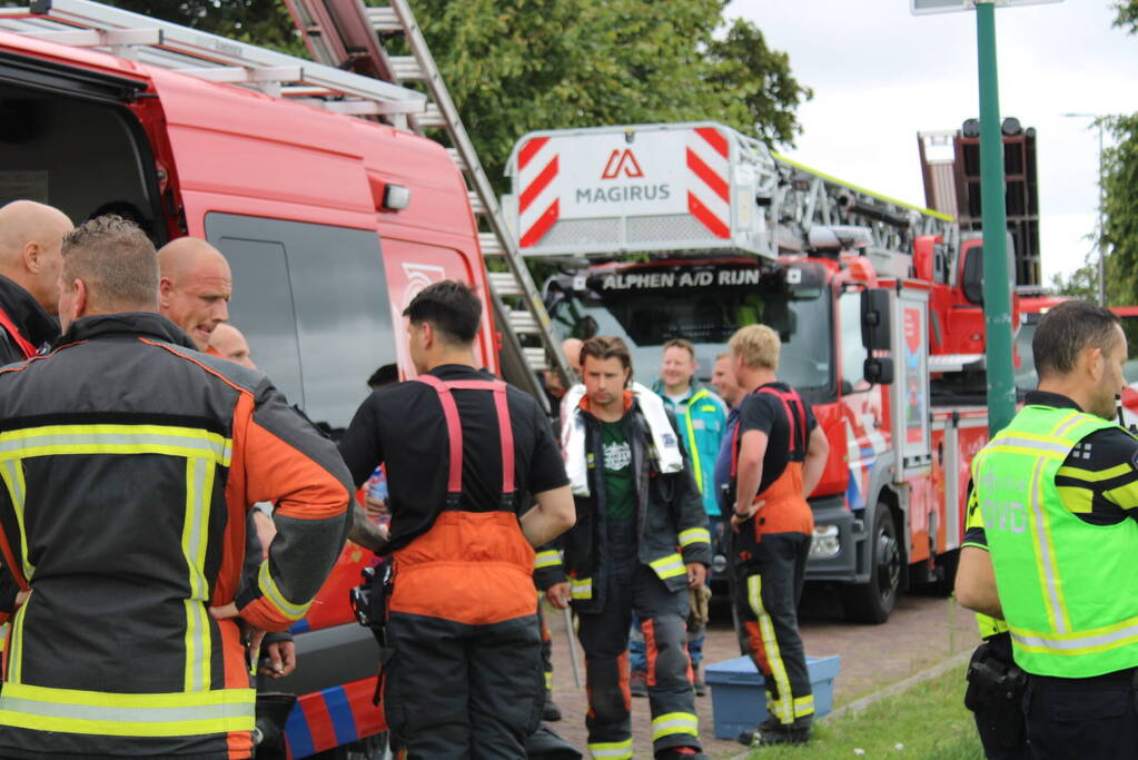 Grote zoekactie nadat auto rivier in rolt