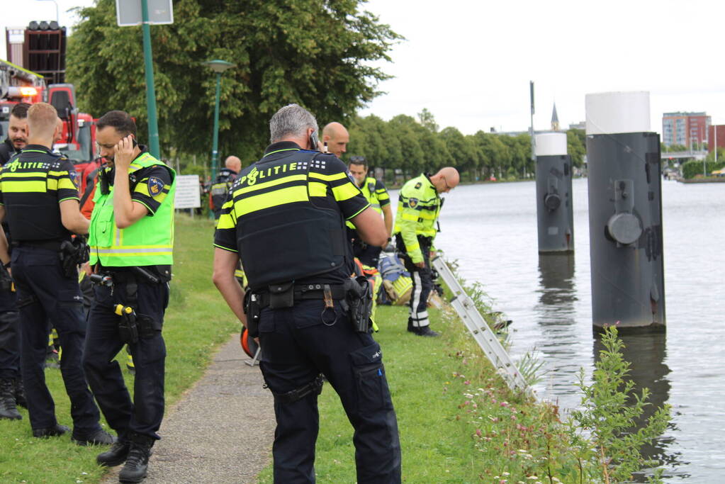 Grote zoekactie nadat auto rivier in rolt