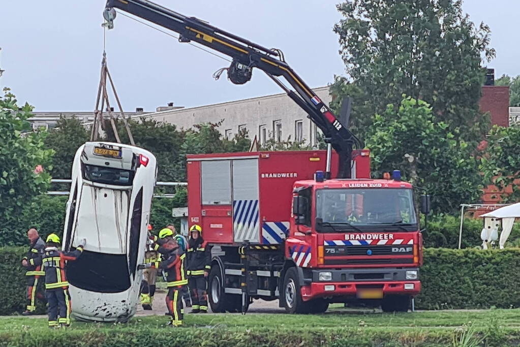 Grote zoekactie nadat auto rivier in rolt