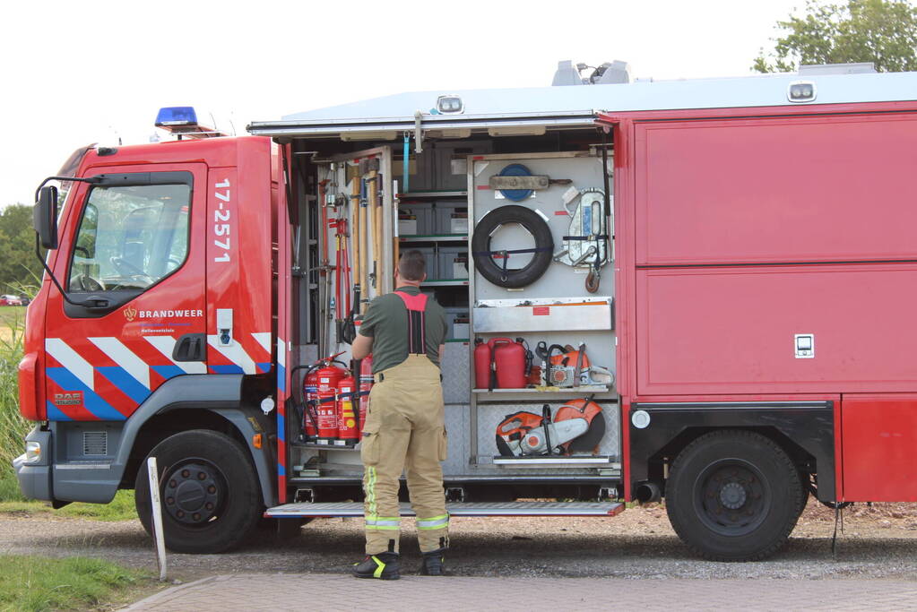 Brandweer redt paard uit sloot