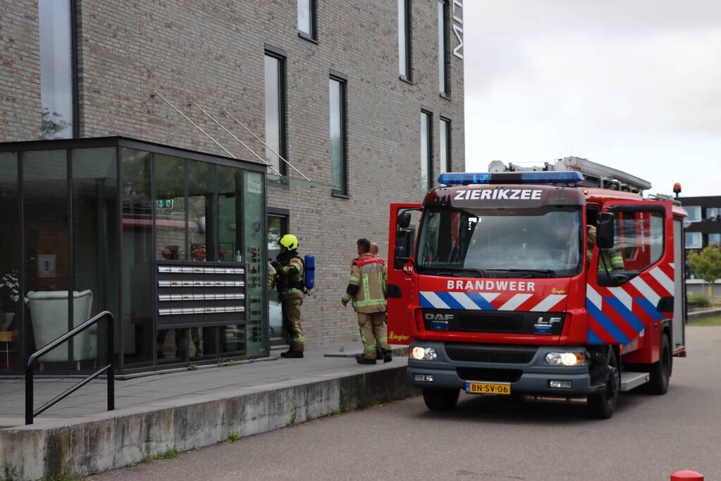 Brandweer controleert pand na brandalarm