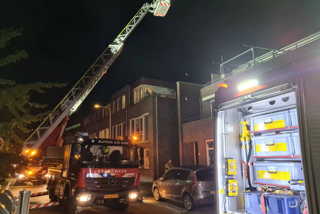 Bewoner op tijd uit woning bij brand, woningen ontruimd