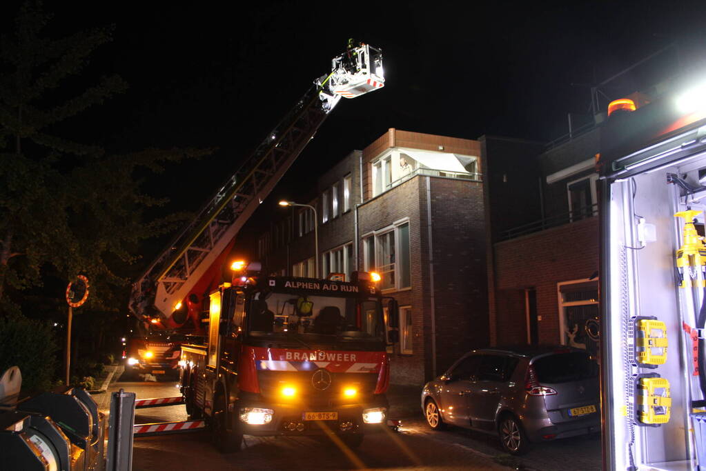 Bewoner op tijd uit woning bij brand, woningen ontruimd