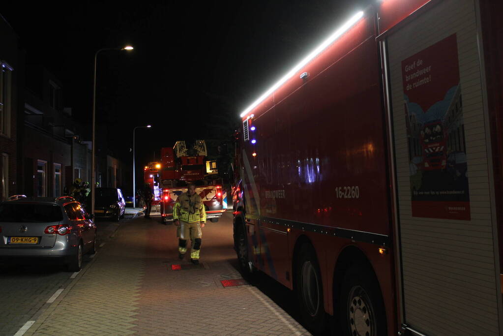 Bewoner op tijd uit woning bij brand, woningen ontruimd