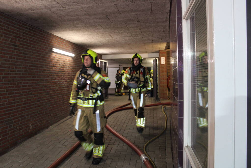 Bewoner op tijd uit woning bij brand, woningen ontruimd