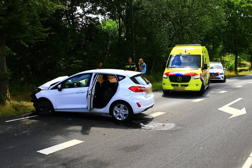 Automobilist raakt van de weg en komt tegen boom tot stilstand