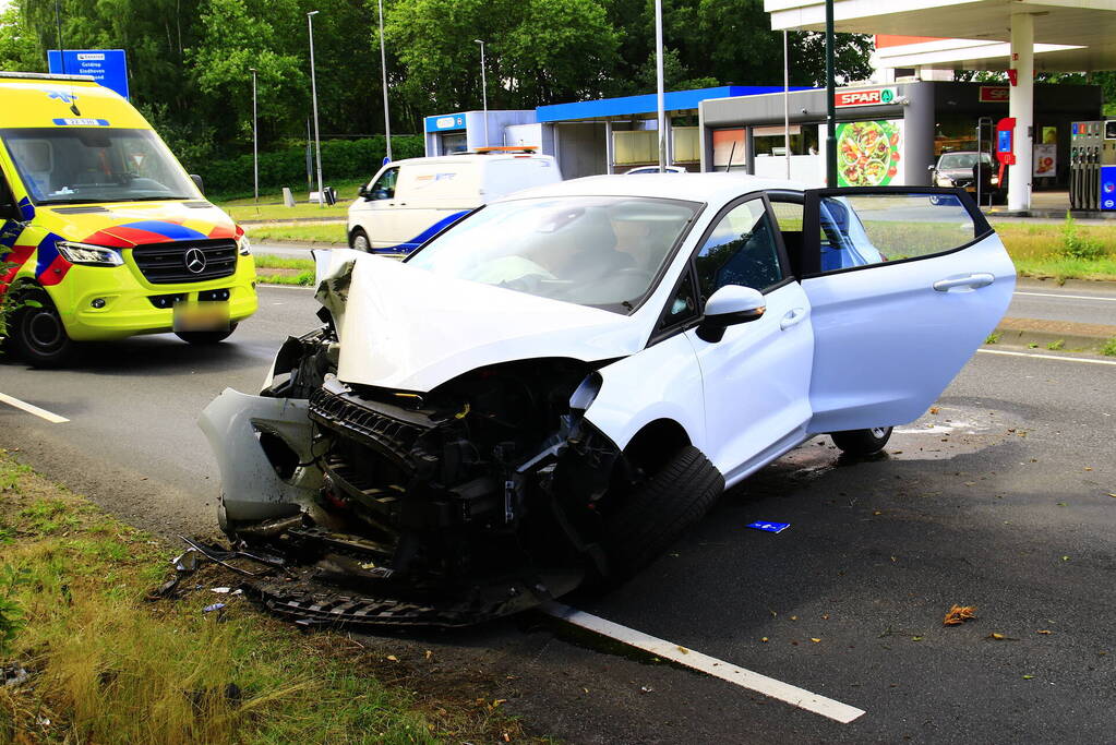 Automobilist raakt van de weg en komt tegen boom tot stilstand