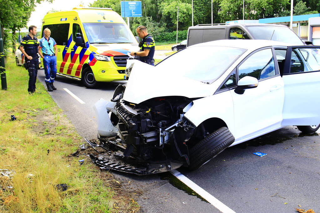 Automobilist raakt van de weg en komt tegen boom tot stilstand